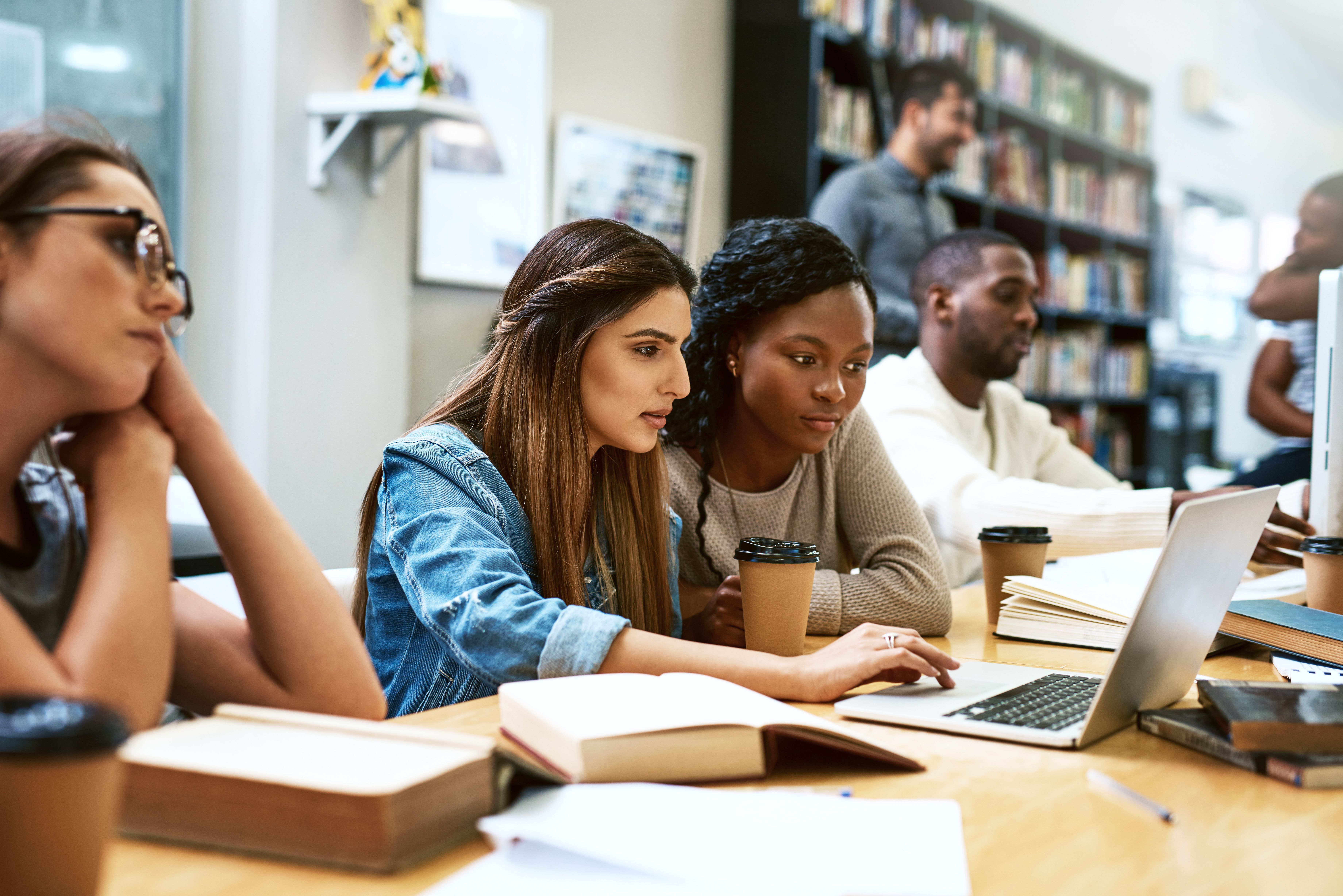 Student learning. Иностранные студенты в библиотеке. Студенты колледже Сток. Три иностранных студента. Стипендии в Канаде.